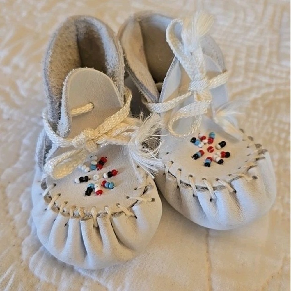 Minnetonka Beaded White Leather Moccasins Infant Size 1 Deer Foot Infant Shoes